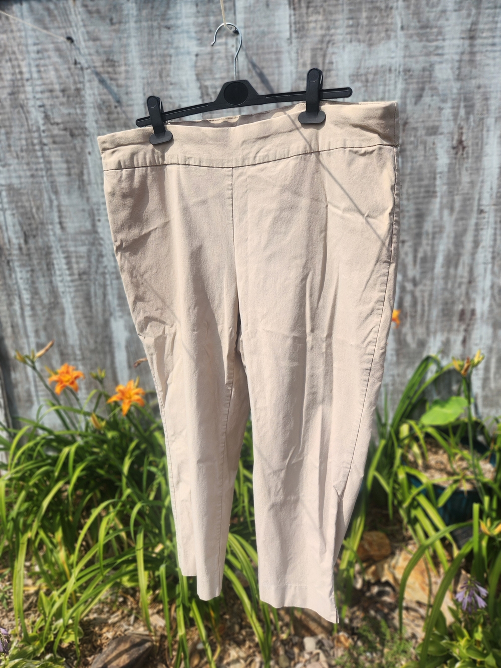 Chico's So Slimming Cropped Pants in Light Beige Size 4